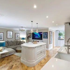 Luxurious With Hot Tub Brighton
